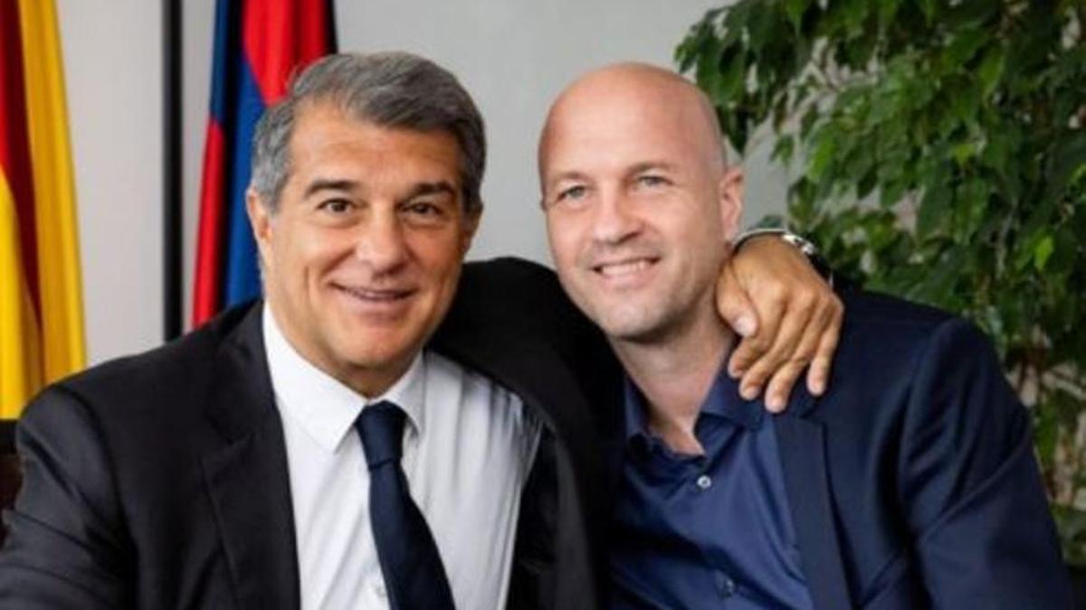 Jordi Cruyff i Joan Laporta en el moment de fer oficial la incorporació de l'holandès