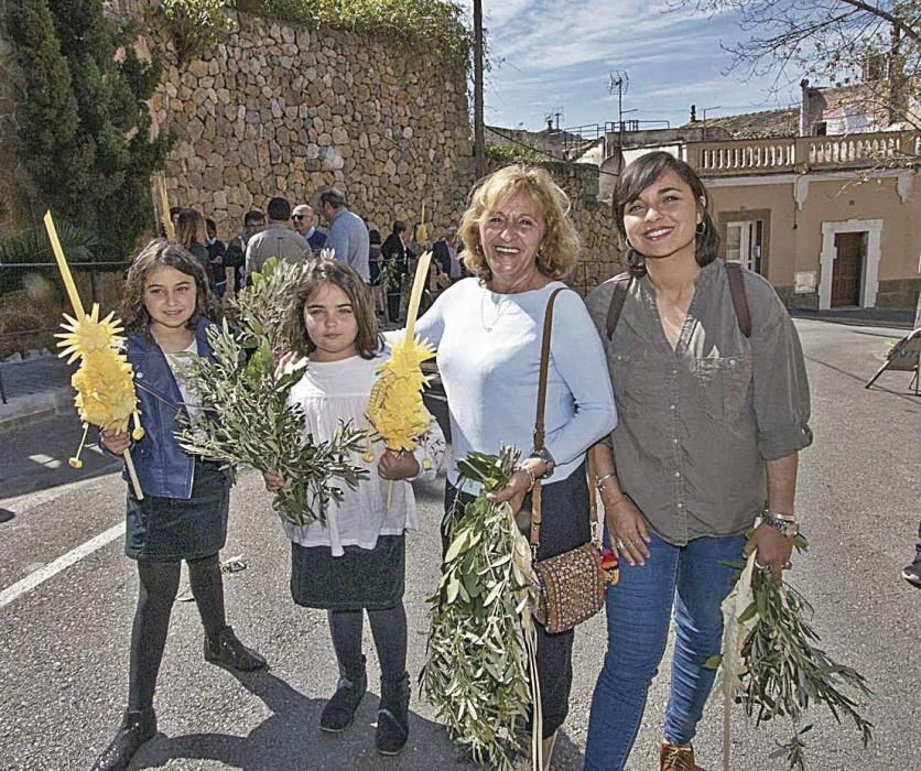 Una familia se dirige a bendecir los ramos, ayer, en Andratx.