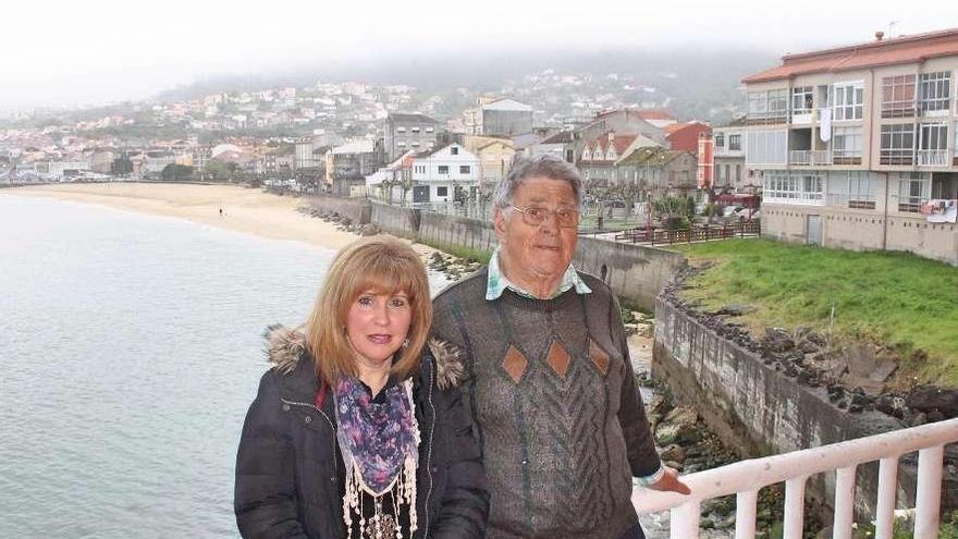 Gladys Pereira Fernández, ayer, con su tío en una terraza de Bueu.  // Santos Álvarez