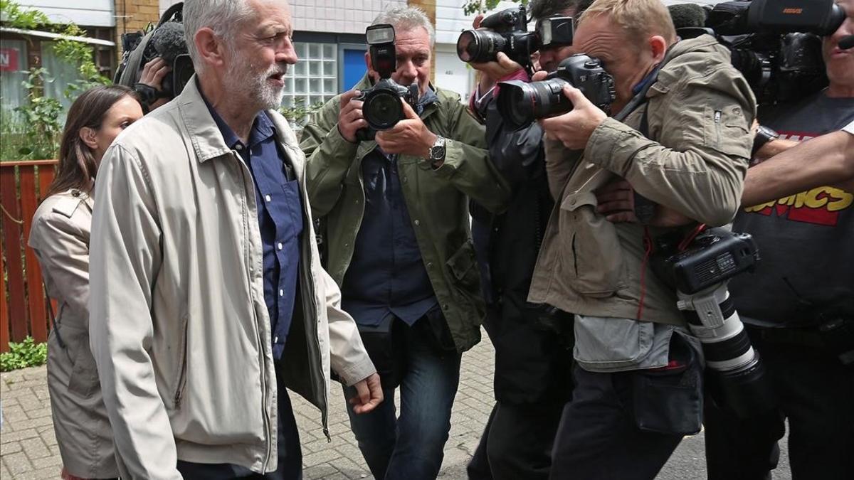 Jeremy Corbyn, al salir de su casa este domingo.