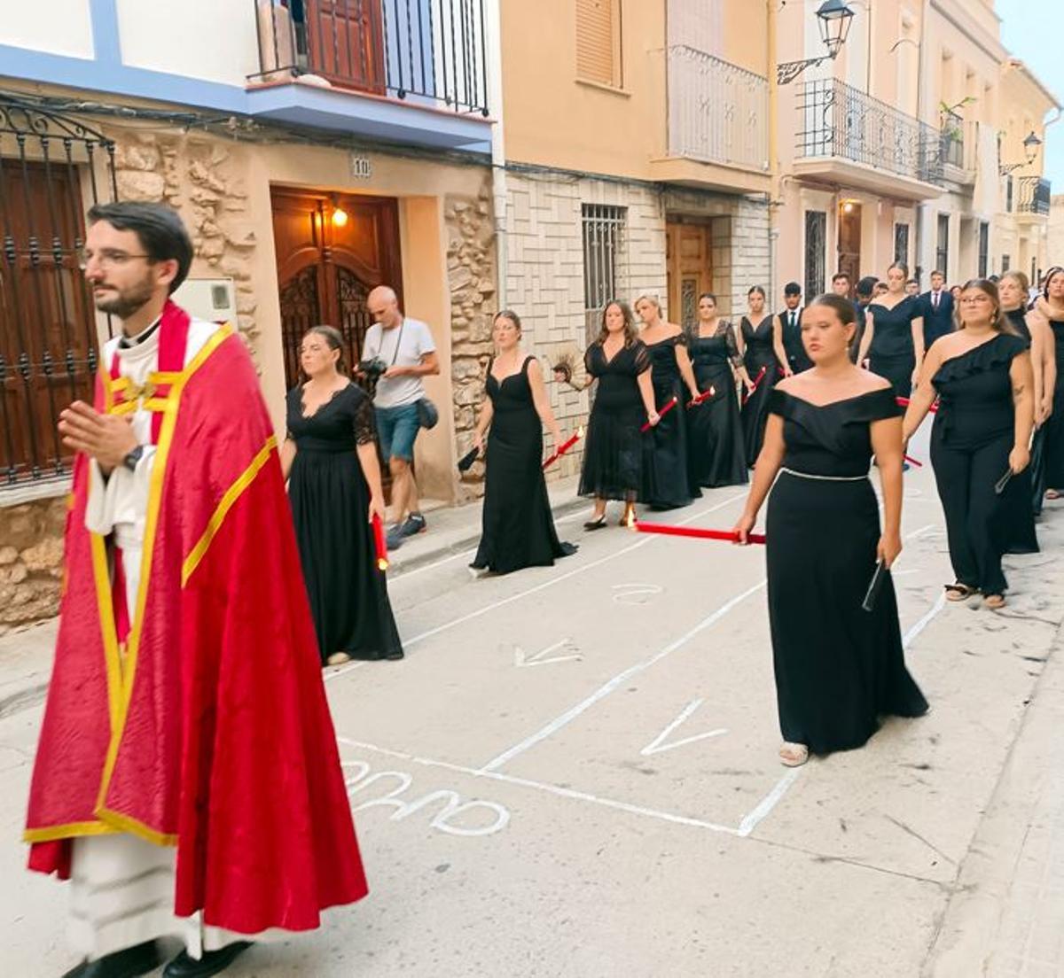 Festeras de Estivella en procesión