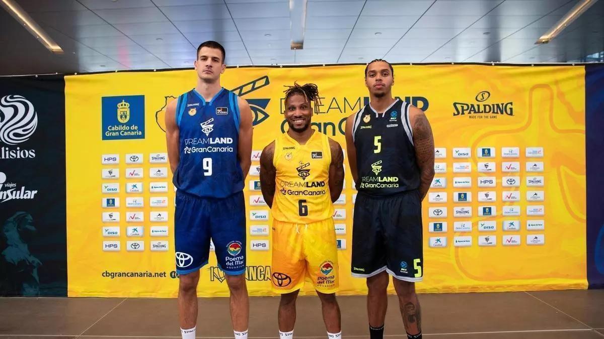 Brussino y Homesley, junto a Albicy, en la presentación de las camisetas de la temporada 24-25.