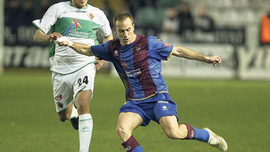 Juanlo golpea el balón en un partido del Levante frente al Elche. // Superdeporte