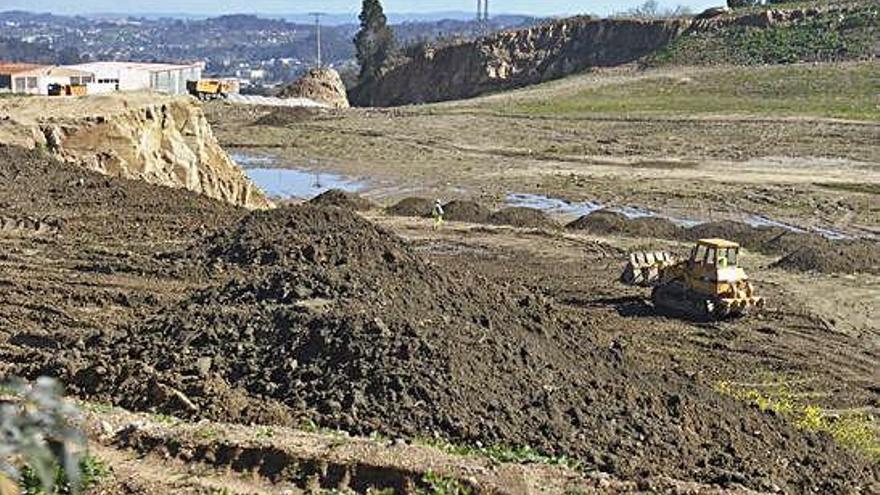 Trabajos en la zona del monte Costa para la ampliación de Alvedro, en 2015.