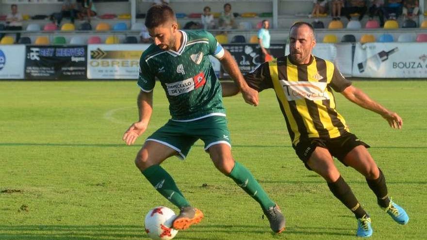 Antón controla un balón durante el partido de ayer. // Noé Parga