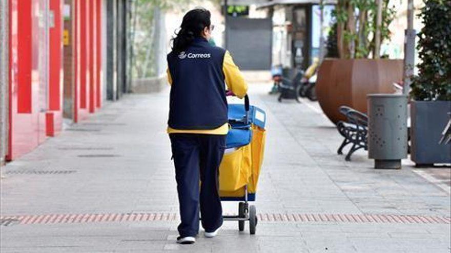 Repartidora de la empresa pública Correos.