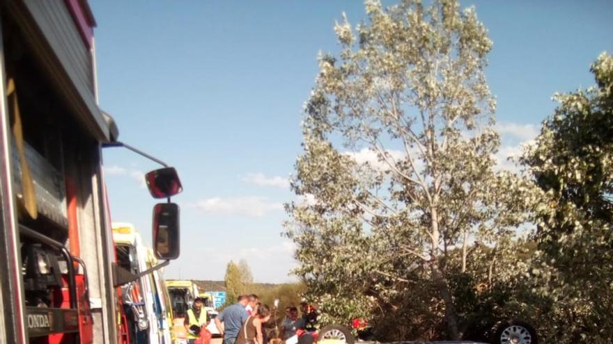 El vehículo volcado en la carretera.