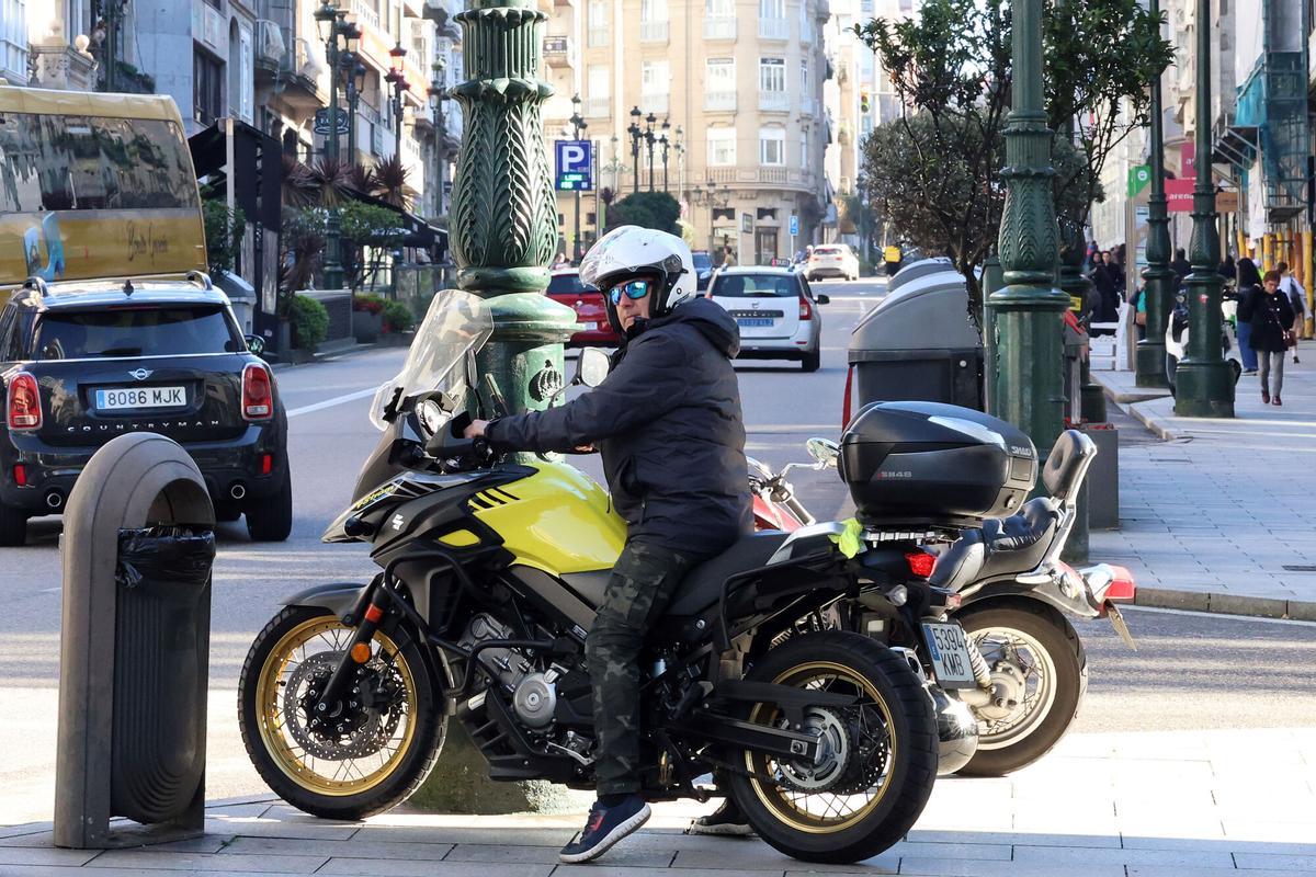 Un motorista circulando por una calle