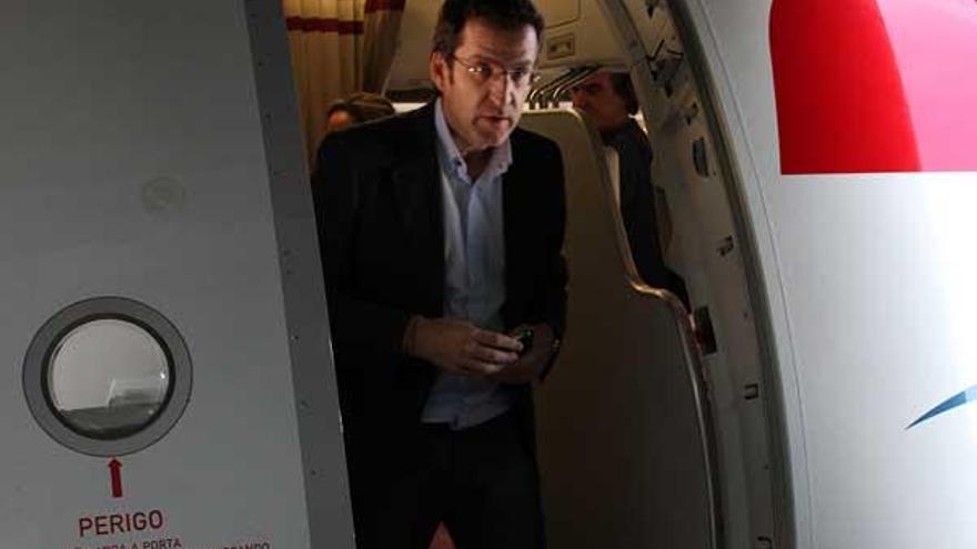 Feijóo sale de un avión tras un viaje a América en 2009.  // P. Ferrín