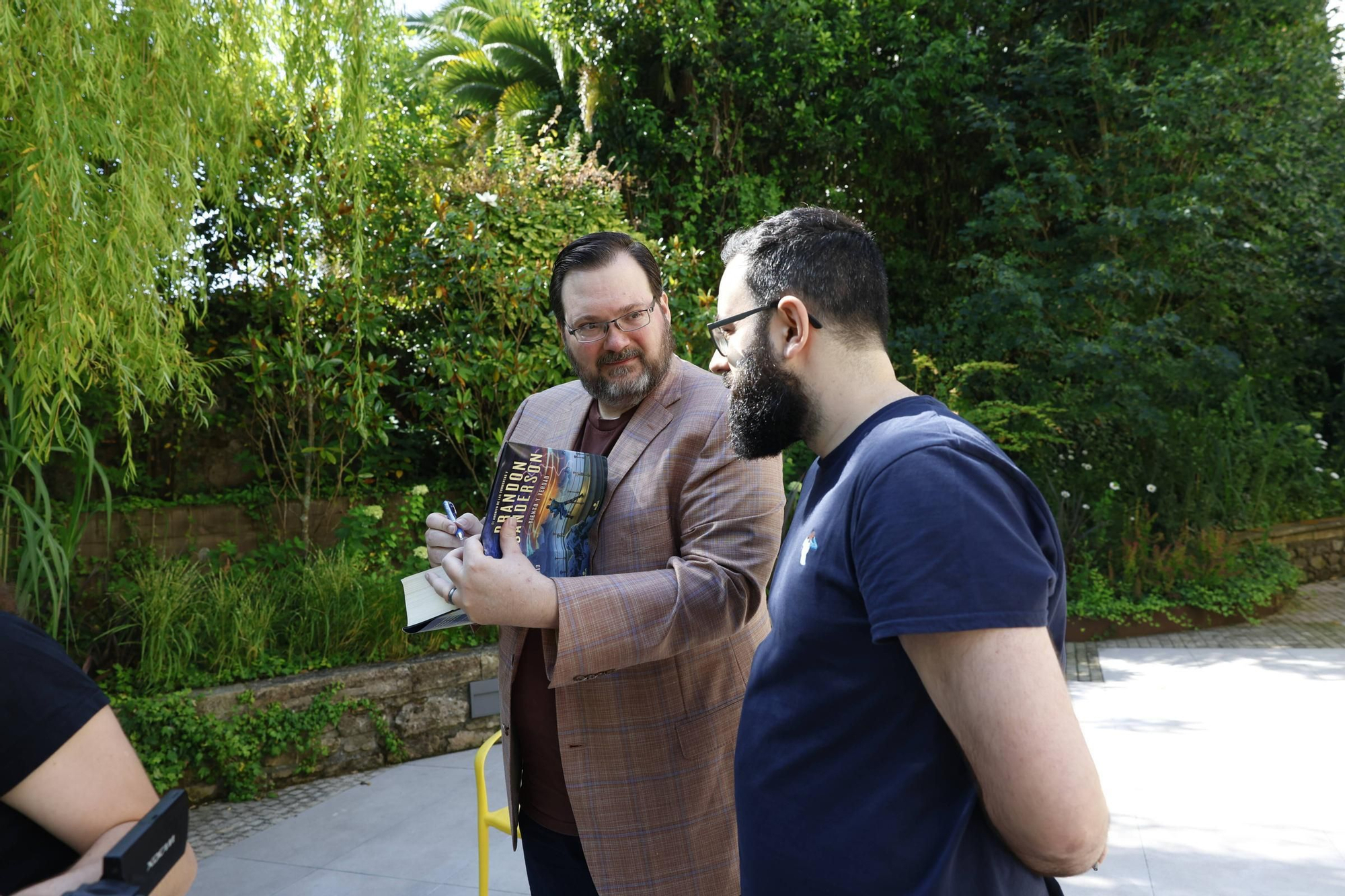 EN IMÁGENES: Brandon Sanderson desata la locura en su segundo día en Avilés