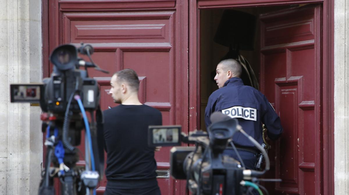 Cinc encaputxats, vestits de policia, van entrar en el seu apartament per emportar-se joies valorades en 16 milions.