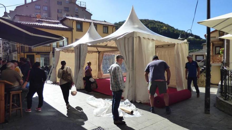 Colocación de las carpas para la fiesta, ayer, en el centro de Cangas.