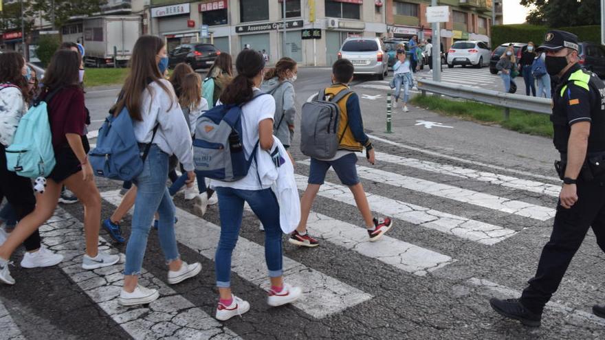 Un policia local regulant el trànsit  davant de l&#039;institut Guillem de Berguedà de Berga, aquesta dilluns