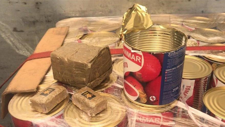 Doscientos kilos de hachís en latas de tomate incautados por la Guardia Civil.