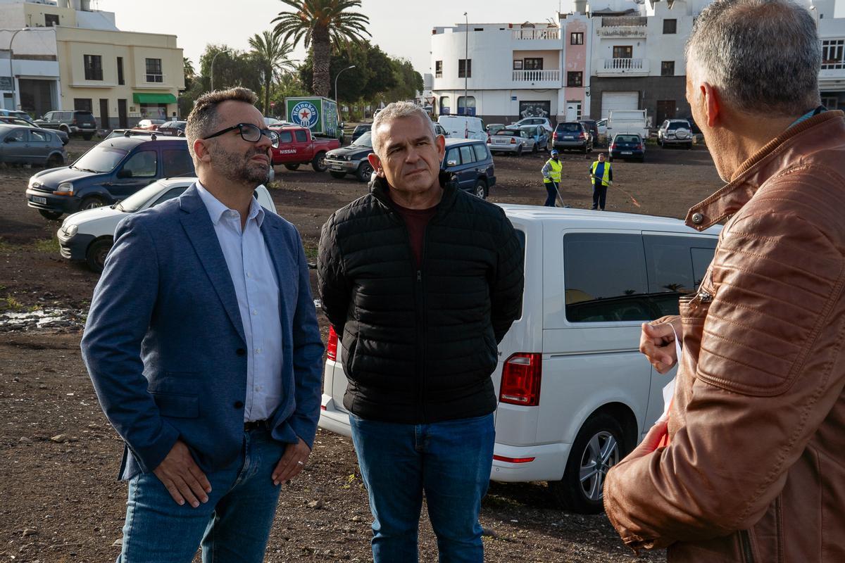 Echedey Eugenio (i) y Jacobo Lemes, en un solar en Arrecife.