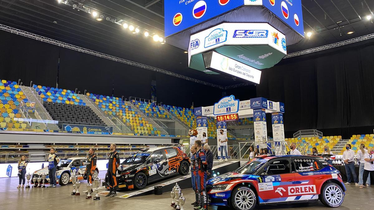 Ceremonia de entrega de premios de la 45ª edición del Rally Islas Canarias, con Lukyanuk-Arnautov, como campeones -centro-