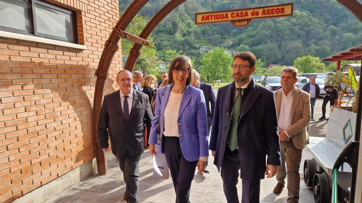 De izquierda a derecha, Isaac Pola, viceconsejero de Industria y Transición Justa; Nieves Roqueñí, consejera de Transición Ecológica, Industria y Desarrollo Económico; Enrique Fernández, presidente del Grupo Hunosa, y José Ramón Martín Ardines, alcalde de San Martín del Rey Aurelio.