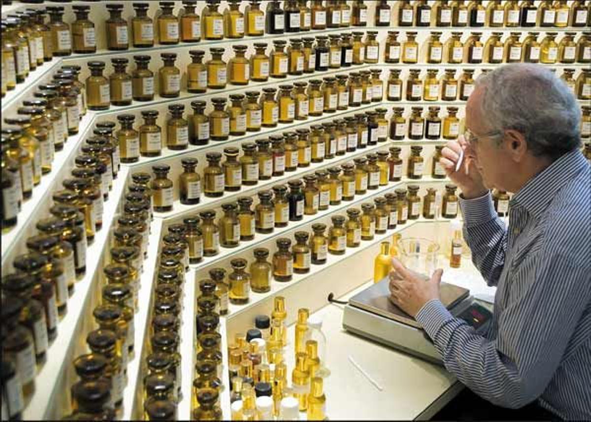 Un experto analiza aromas en la
perfumería Fragonard, en Grasse.