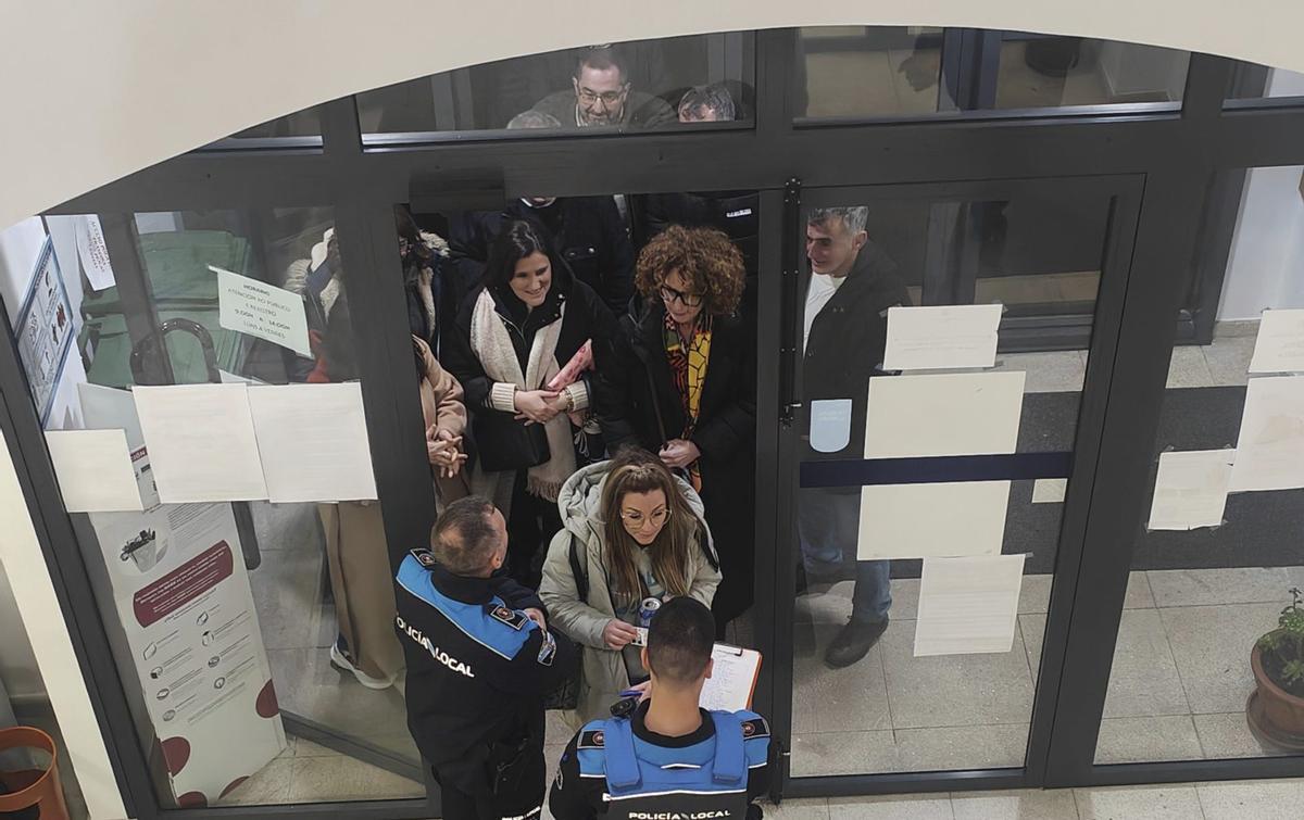 La Policía Local, identificando a los ediles del PP de Cangas en la entrada a la asamblea del viernes.