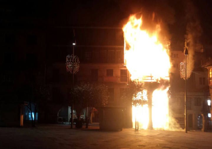 Voraz  incendio en el casco histórico de Pontevedra