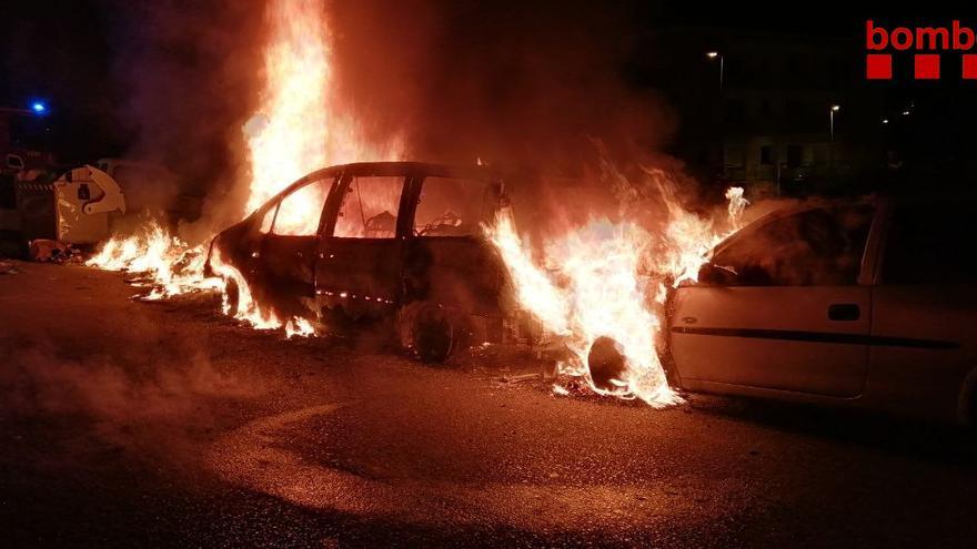 Cremen tres vehicles i contenidors al barri de Sant Joan de Figueres