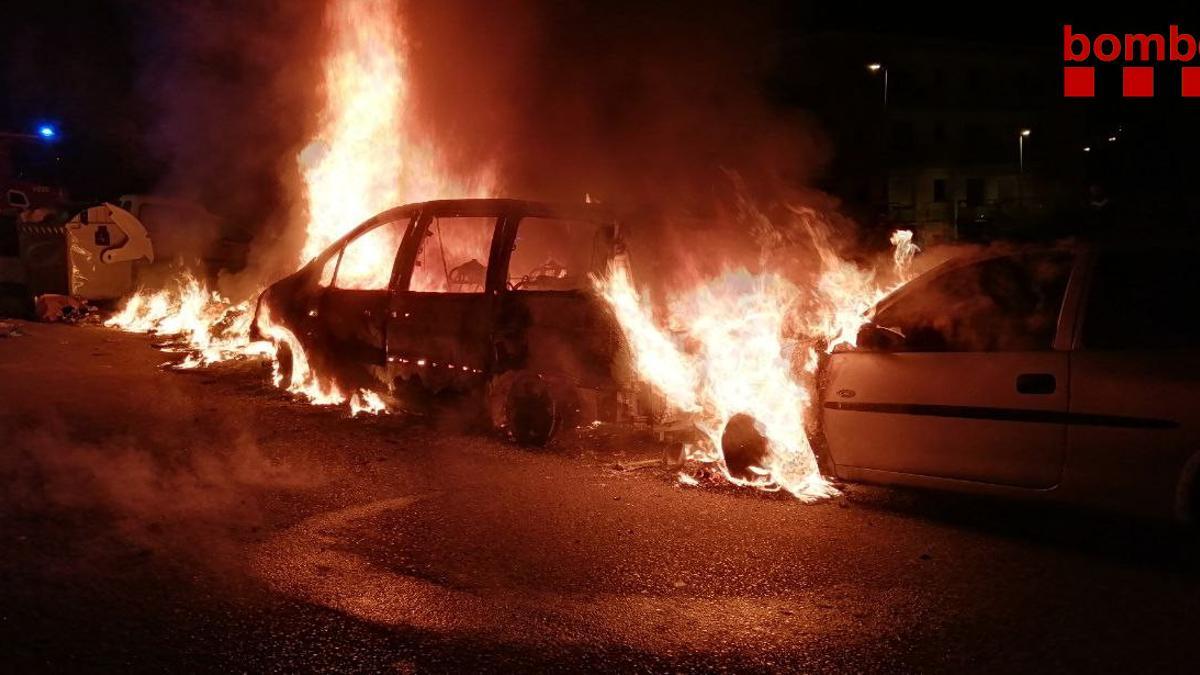 Dos dels vehicles afectats a Figueres en flames