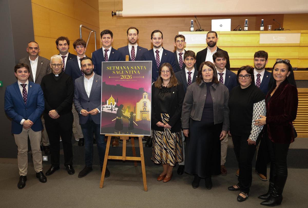 Los mayorales y el clavario con el cartel, su autor, el prior de la cofradía  y las autoridades.