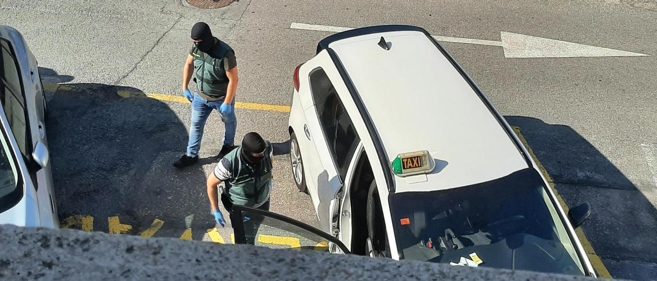 Agentes de la Guardia Civil durante el registro del miércoles.