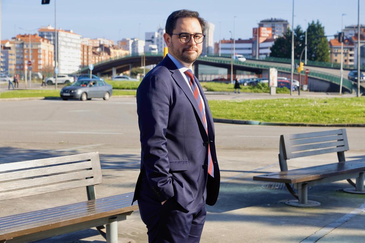 Jaime Fernández-Paíno, con el puente de Carlos Marx al fondo.