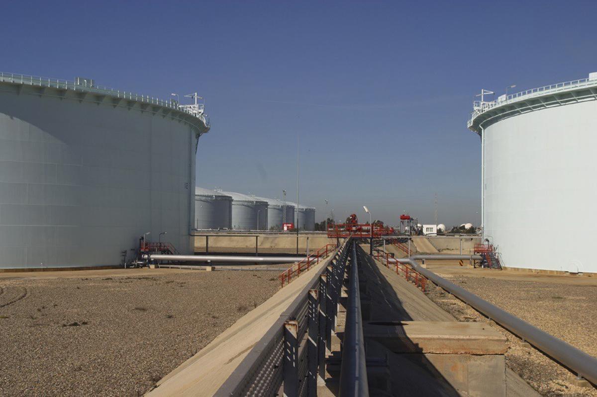 Archivo - Tanques de combustible en la Refinería La Rábida