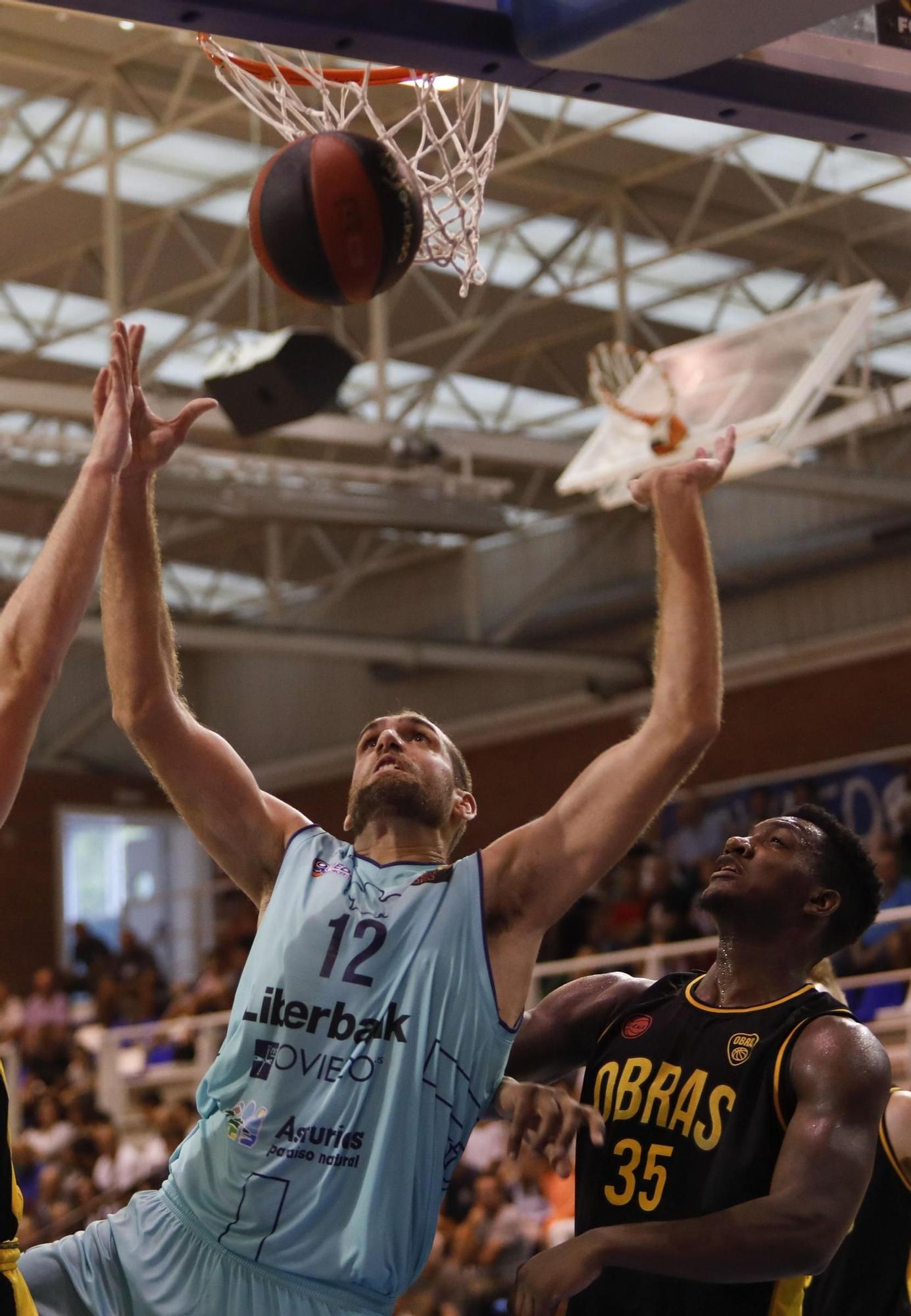 Oliver Arteaga con el Liberbank Oviedo Baloncesto