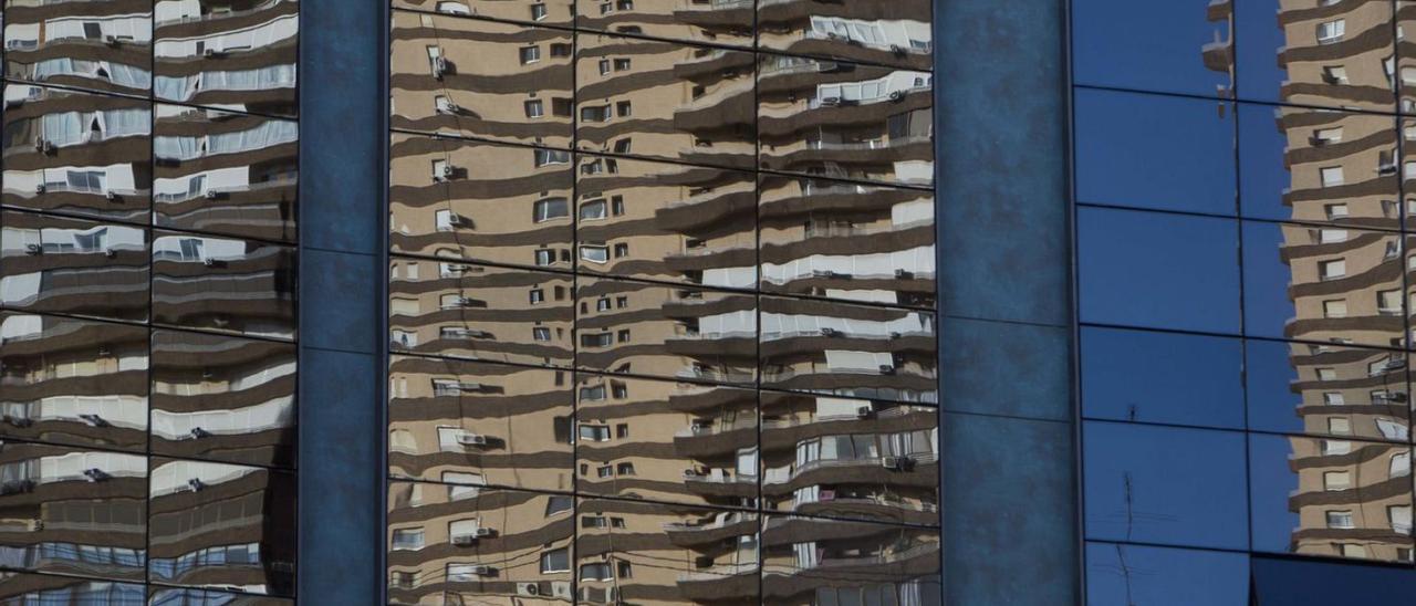 Reflejo de un edificio en otro inmueble, en una imagen tomada en la plaza de Luceros.  | RAFA ARJONES