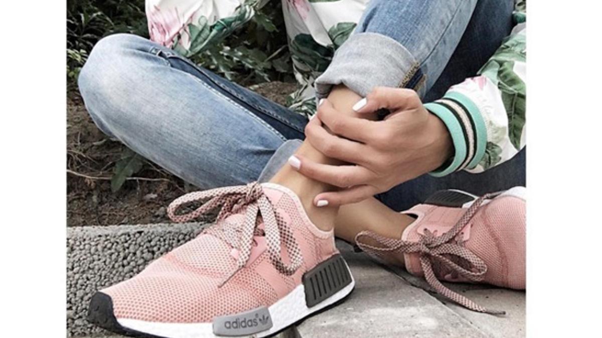 Las zapatillas de color rosa, la nueva tendencia del verano - Woman