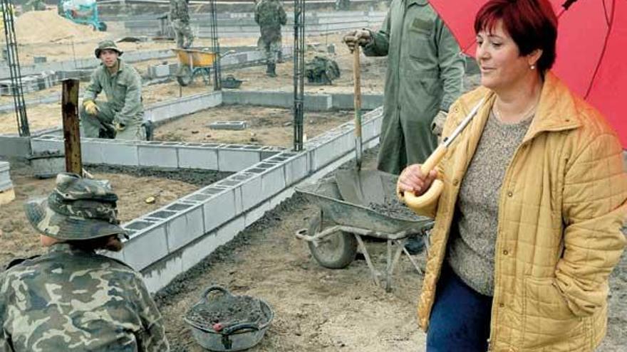 Una mujer pasea por las obras de la &quot;aldea afgana&quot; de la Brilat.