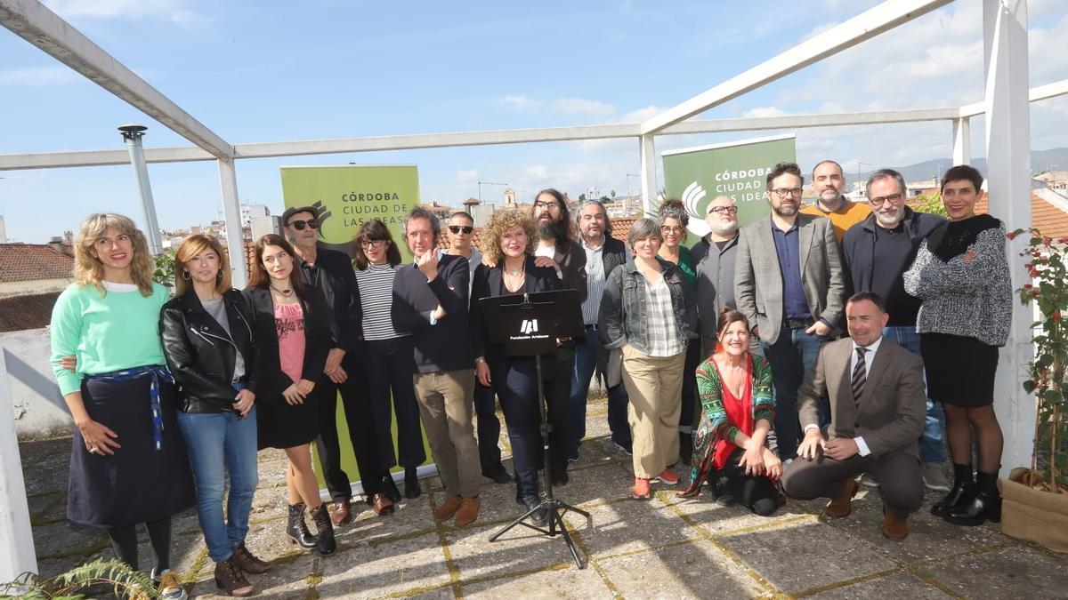 Los responsables de Córdoba, Ciudad de las Ideas, junto a la primera promoción de artistas.