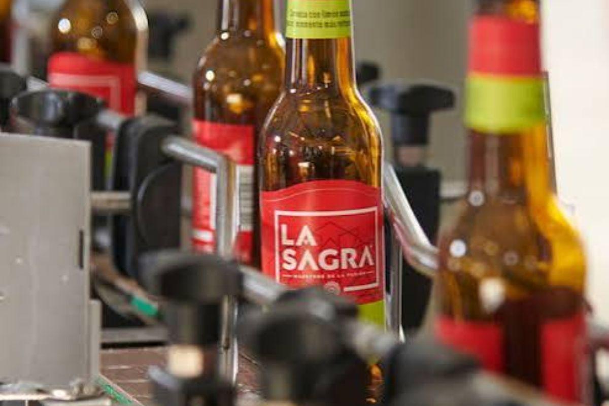 Botellas de cerveza La Sagra en la cadena de producción de la fábrica en Numancia de La Sagra, comarca de La Sagra
