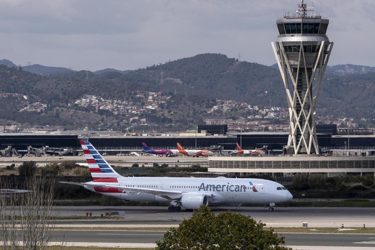 Aviones en el aeropuerto de Barcelona El Prat visto desde el Mirador de l’Illa.