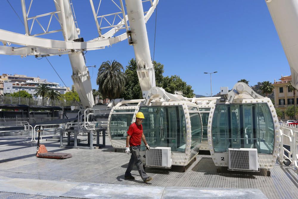 Uno de los 'iconos' modernos del Centro de Málaga, la noria del puerto, ha comenzado a ser desmontado, concretamente por sus cabinas