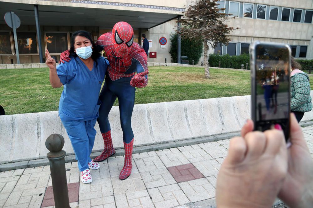 El Materno Infantil recibe la visita sorpresa de Spiderman