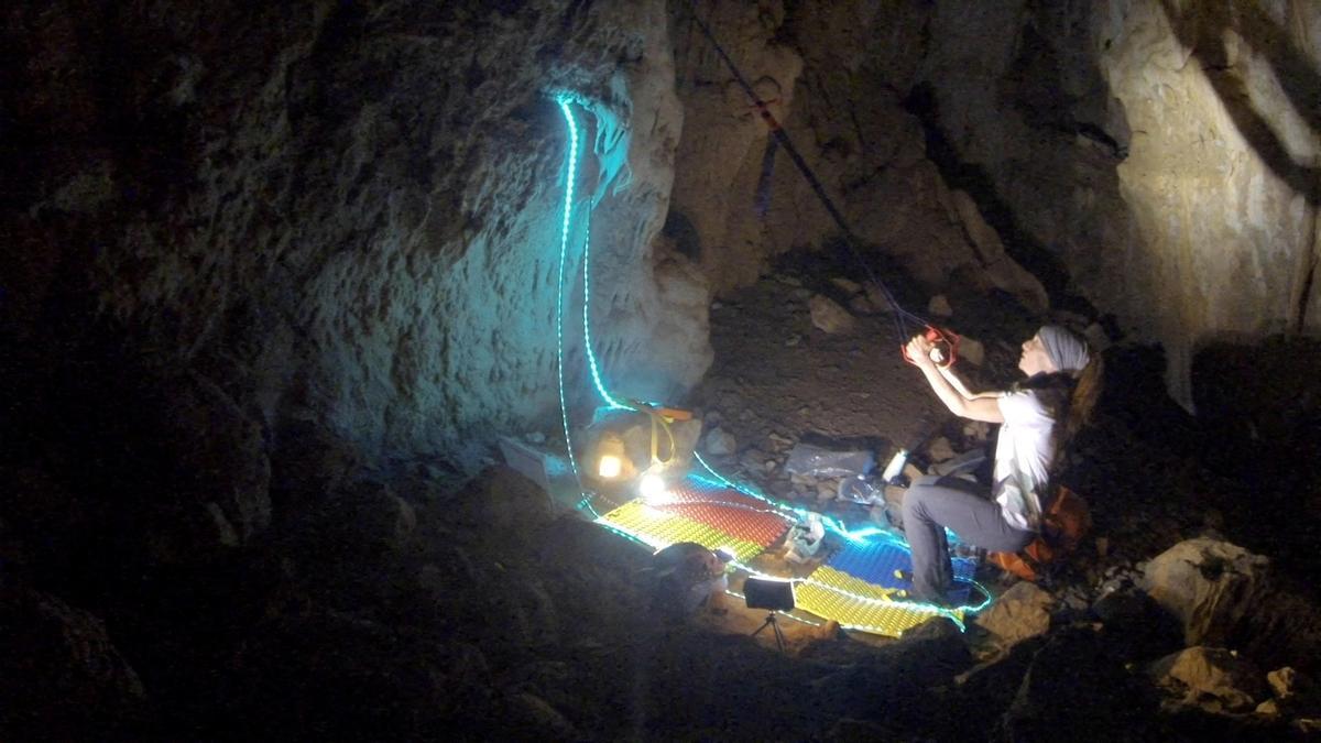 Beatriz Flamini, deportista de élite, cumple el reto de permanecer quinientos días dentro de una cueva, en soledad