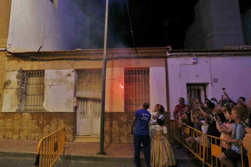 Cientos de personas, la mayoría adolescentes que quisieron disfrutar de la "cremá" y posterior "bañá" de los bomberos, se acercaron al barrio del Calvario para ver arder su hoguera