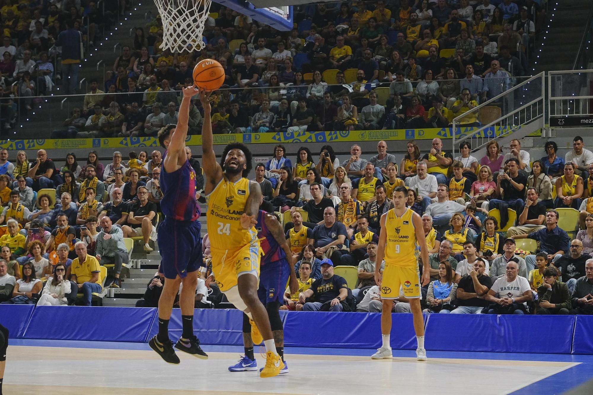 Brian Angola recibe un tapón de Juani Marcos ante la mirada de Nico Brussino.