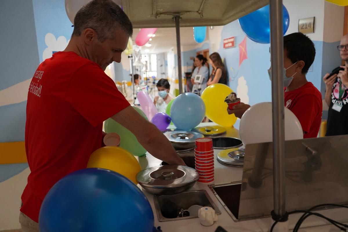 Así ha sido la tradicional visita del carrito de helados al hospital Reina Sofía