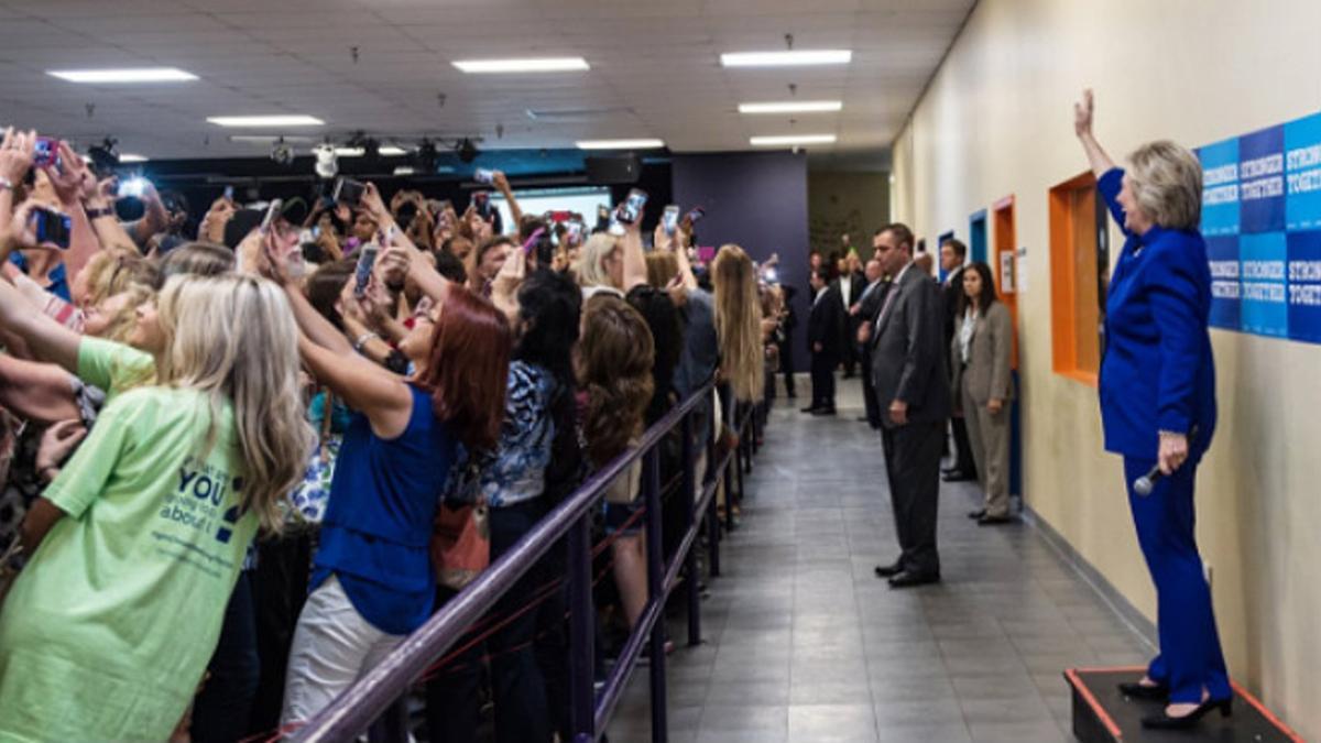 Cientos de jóvenes se hacen un selfi con Hillary Clinto, en un acto en Orlando.