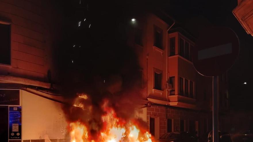 asa varios contenedores y daña un coche y una fachada en Palma