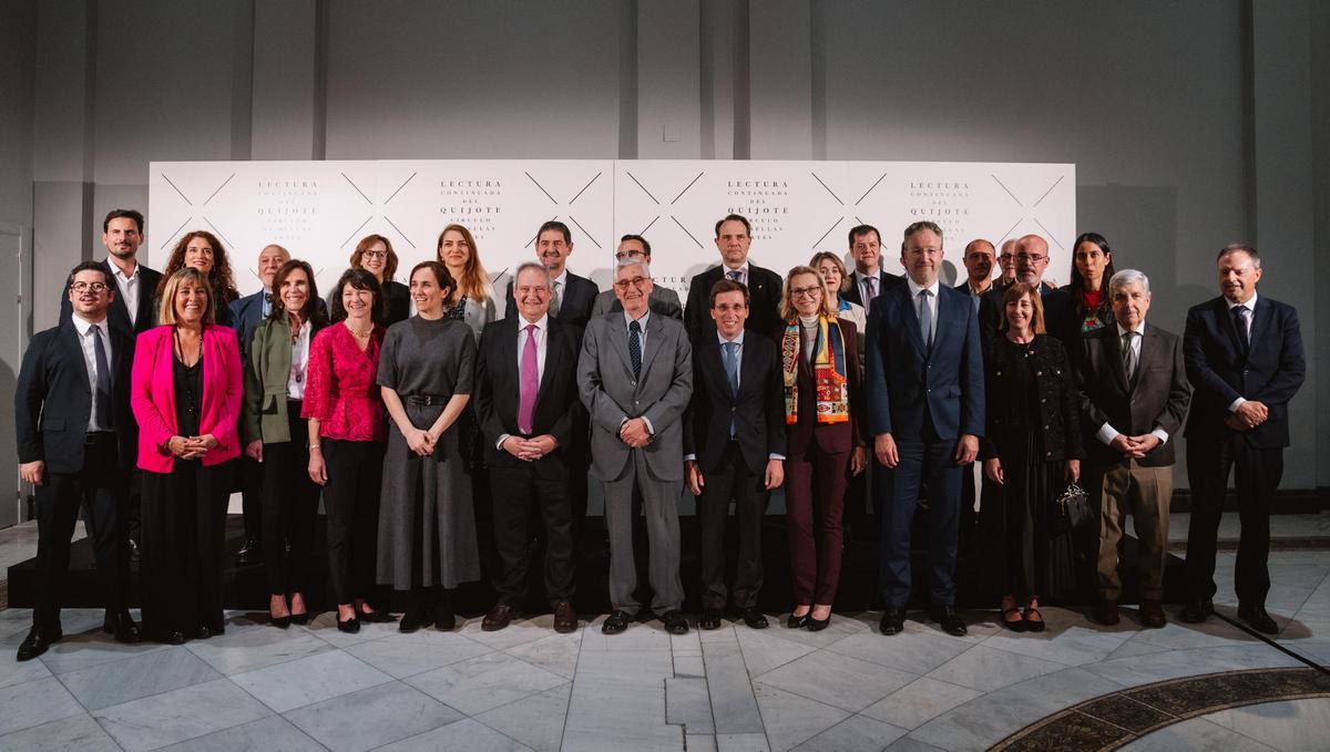 Foto de autoridades al comienzo de la Lectura continuada del Quijote 2025.