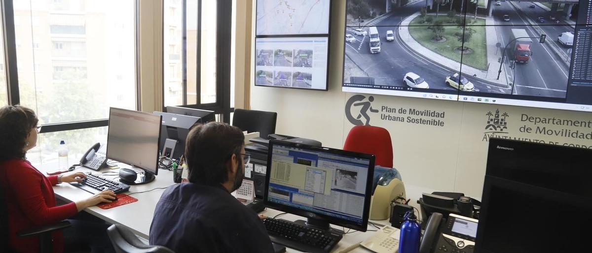 Sala de control de tráfico del Departamento de Movilidad de Córdoba.