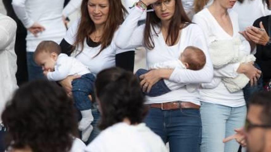 Diversos momentos de la jornada de apoyo a la lactancia materna en la que las participantes, con camiseta blanca, protagonizaron una sentada con sus bebés.