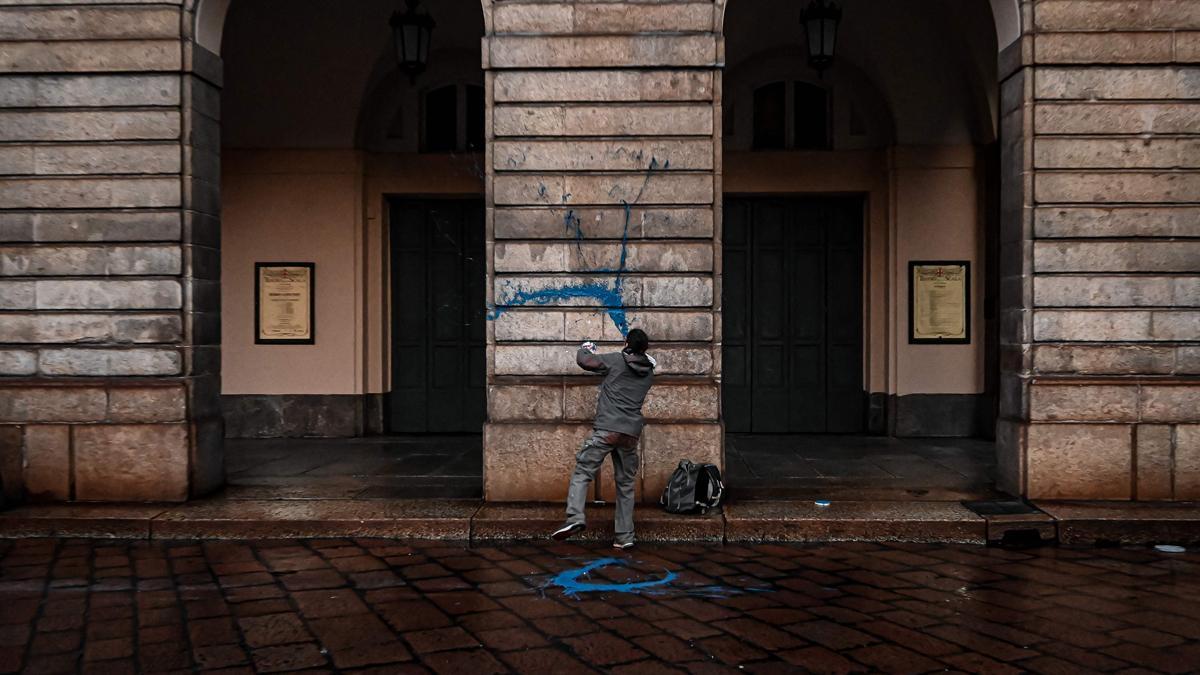 Ecologistas lanzan pintura contra la fachada de La Scala de Milán