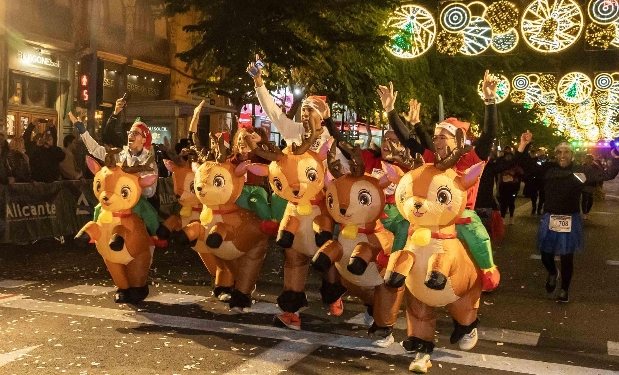 La San Silvestre de Alicante llena de colorido la ciudad